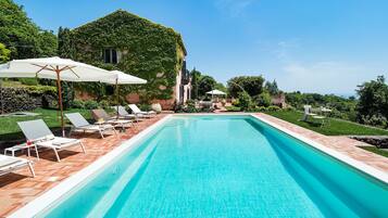 Hồ bơi ngoài trời phục vụ theo mùa