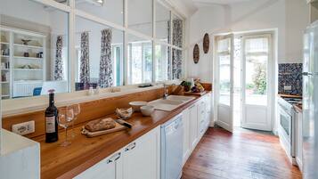 Villa, 4 Bedrooms | Dapur peribadi | Peti sejuk/penyejuk beku saiz penuh, ketuhar, dapur