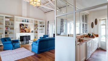 Biệt thự, 4 phòng ngủ | Khu phòng khách | TV màn hình phẳng