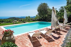 Kolam renang outdoor musiman