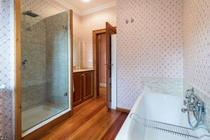 Vila, 4 kamar tidur | Kamar mandi | Bathtub dan shower terpisah, pancuran hujan,  dan pengering rambut