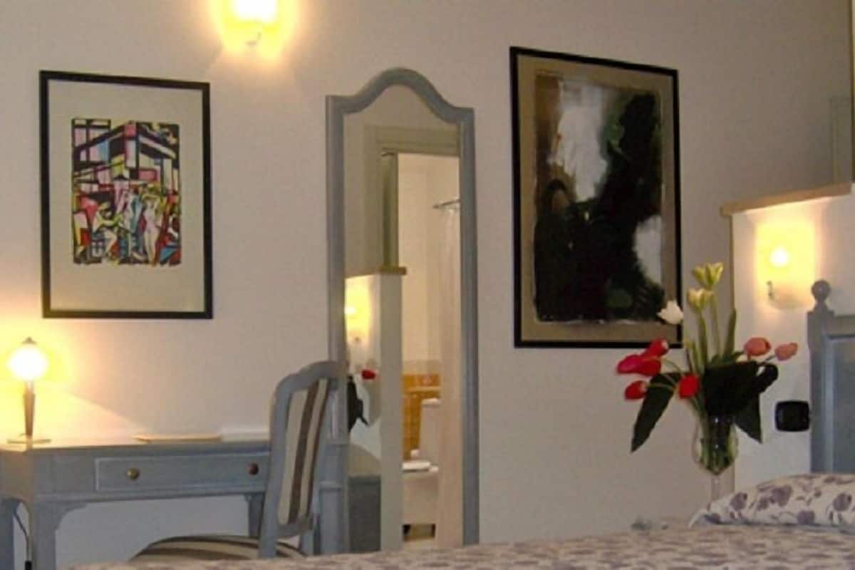 Twin Room | In-room safe, bed sheets