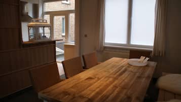 Apartamento, 2 quartos | Opções para refeição no quarto