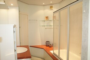 Appartement, 2 chambres | Salle de bain