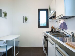 Villa, 3 chambres | Cuisine privée | Réfrigérateur grande capacité avec congélateur, four à micro-ondes