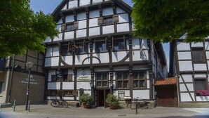 A traditional half-timbered building with a sign reading "Hotel Zum Lammhove." - Baumhove Hotel Restaurant Am Markt (Werne)