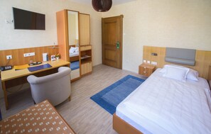Desk, laptop workspace, blackout drapes, free WiFi - Baumhove Hotel Restaurant Am Markt (Werne)