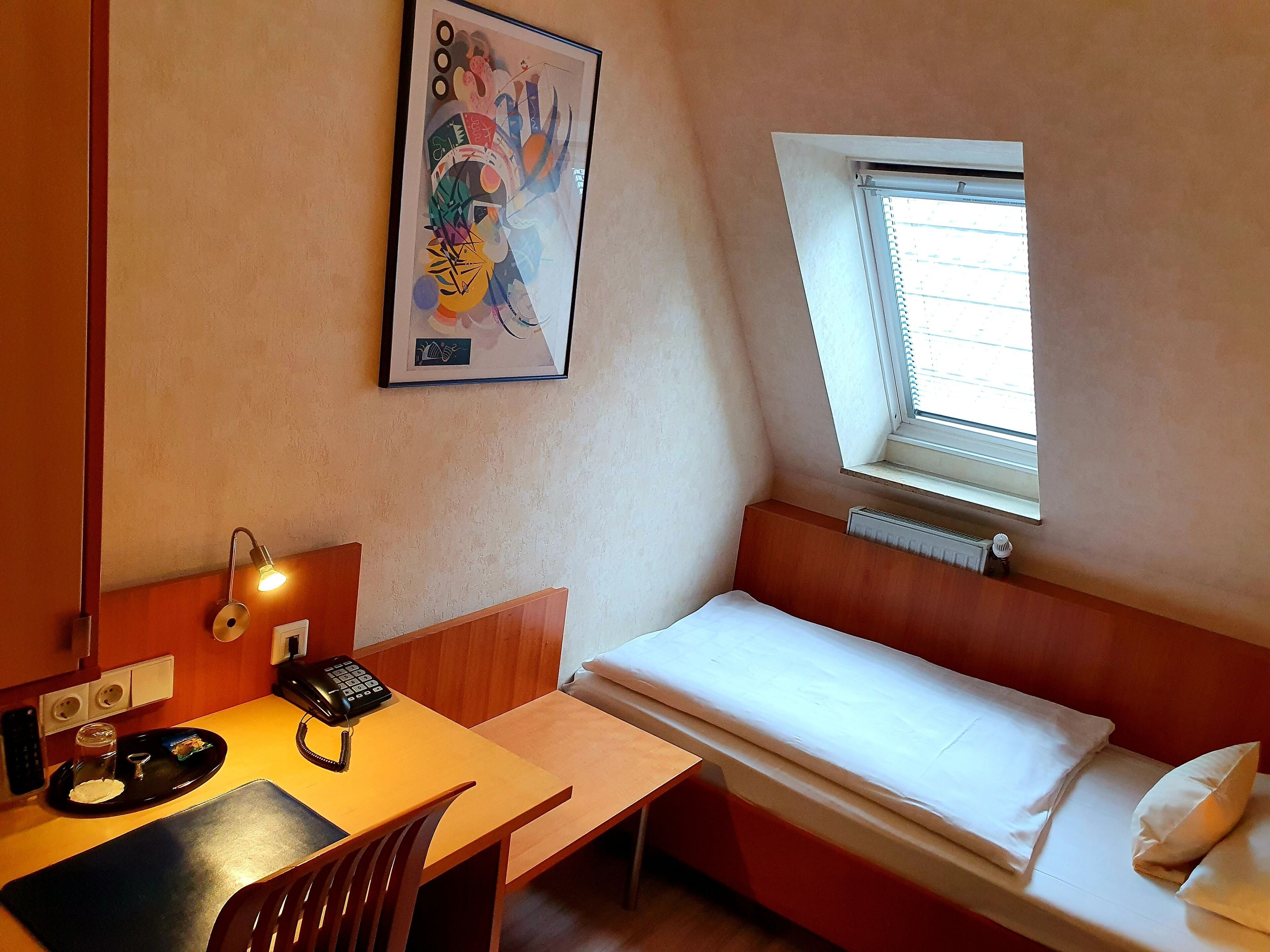 Schreibtisch, laptopgeeigneter Arbeitsplatz, Verdunkelungsvorhänge