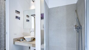 Villa, 3 slaapkamers | Badkamer | Een douche, een regendouche, een haardroger, een bidet