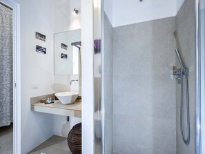 Villa, 3 Bedrooms | Bathroom | Shower, rainfall showerhead, hair dryer, bidet - Le Dune - Cocus (Menfi)