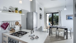 Villa, 3 slaapkamers | Privékeuken | Een koelkast/vriezer, een magnetron, een oven, een kookplaat