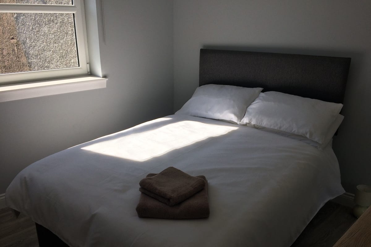 Tabla de planchar con plancha, wifi gratis y ropa de cama