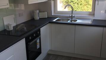 Full-sized fridge, microwave, oven, stovetop