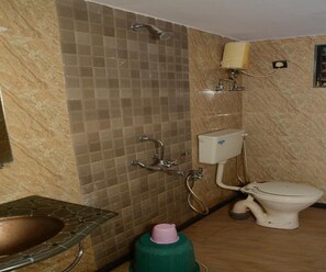 Deluxe-Dreibettzimmer, Nichtraucher | Badezimmer | Dusche, kostenlose Toilettenartikel, Handtücher