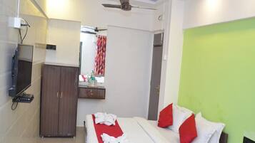 Deluxe Double Room, 1 Double Bed, Non Smoking | In-room safe, soundproofing, free WiFi