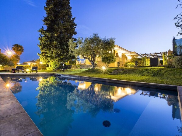 Outdoor pool, sun loungers