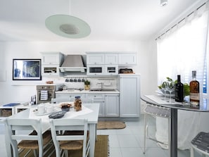 Appartement, 2 chambres | Cuisine privée | Réfrigérateur grande capacité avec congélateur, un four