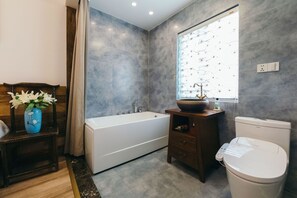 Classic dubbelrum - 1 queensize-säng - icke-rökare | Badrum | Badkar och dusch, bubbelbadkar, regndusch och gratis toalettartiklar
