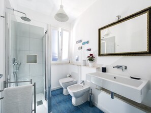 Douche, douche à « effet pluie », sèche-cheveux, bidet