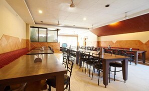 Desayuno continental diario (INR 500 por persona)