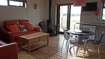 Nhà, 2 phòng ngủ | Bàn, phòng cách âm, bàn ủi/dụng cụ ủi quần áo