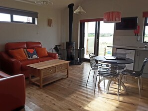 House, 2 Bedrooms | Desk, soundproofing, iron/ironing board, free WiFi