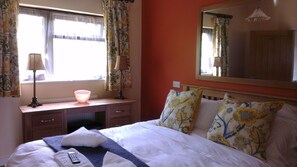 Desk, soundproofing, iron/ironing board, free WiFi - Tor Farm Lodge (Cheddar)