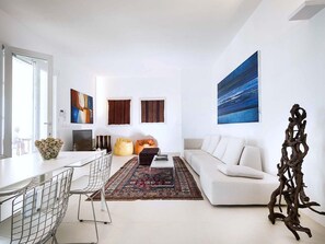 Villa, 5 chambres | Salle de séjour | Télévision à écran plat, lecteur de DVD