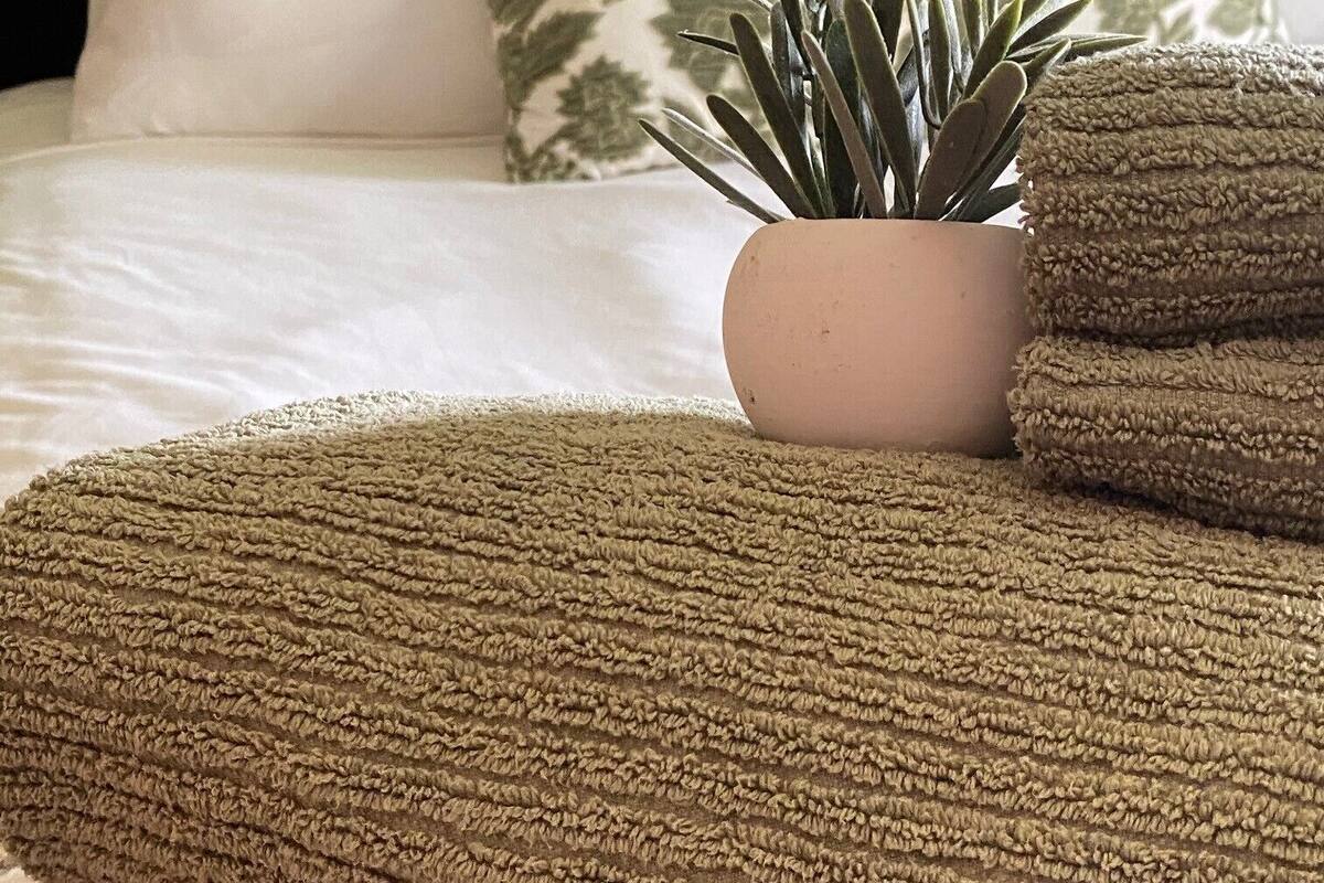 高級寝具、羽毛の掛け布団、セレクト コンフォート製ベッド、ノートパソコン用作業スペース