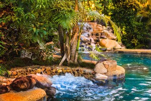 Outdoor pool - Malanda Lodge (Malanda)