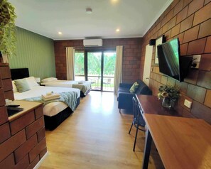 Classic Triple Room | Premium bedding, down comforters, Select Comfort beds - Malanda Lodge (Malanda)