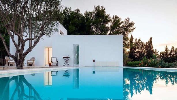 Una piscina al aire libre de temporada