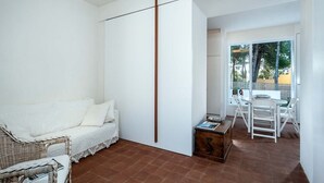 Villa, 2 habitaciones | Zona de estar | Una televisión de pantalla plana, un reproductor de DVD
