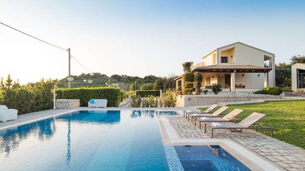 Piscine extérieure en saison