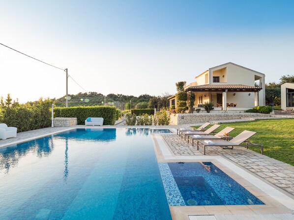 Seasonal outdoor pool - Villa Dora (Noto)