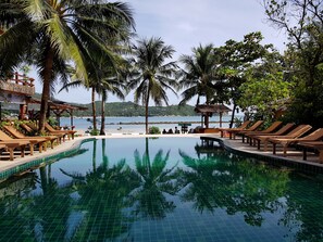Outdoor pool, pool loungers - Longtail Beach Resort (Ko Pha-ngan)