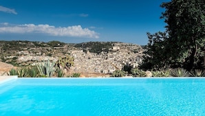 Una piscina al aire libre de temporada