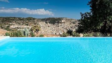 Kolam renang outdoor musiman