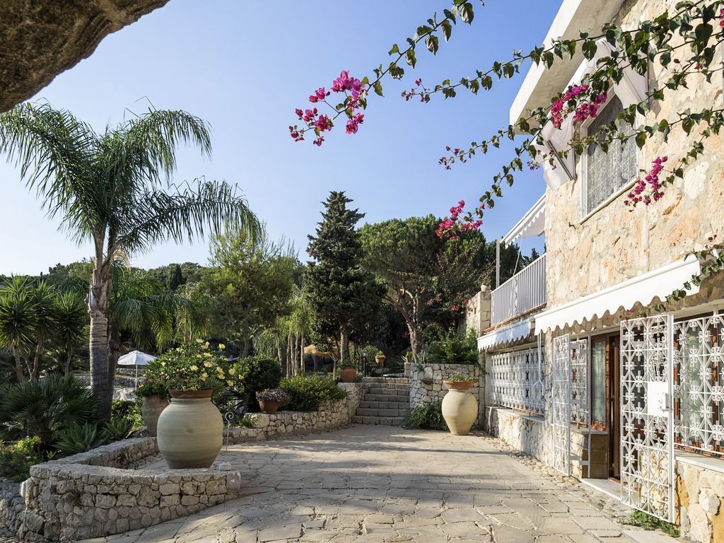 สนามรอบบริเวณ