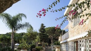 Courtyard - Villa Maddalena (Syracuse)
