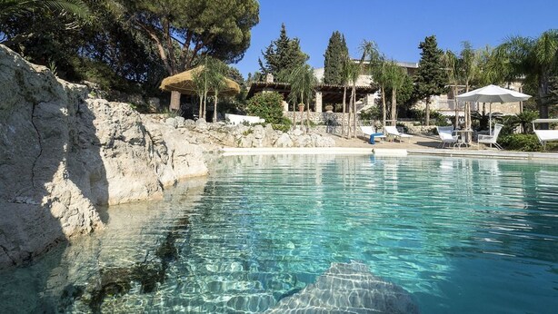 Seasonal outdoor pool, pool umbrellas, sun loungers - Villa Maddalena (Syracuse)