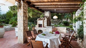 Outdoor dining - Villa Maddalena (Syracuse)