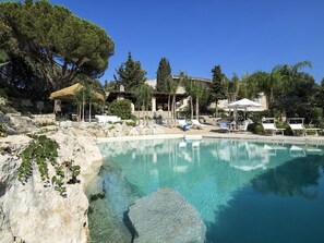 Seasonal outdoor pool, pool umbrellas, pool loungers - Villa Maddalena (Syracuse)