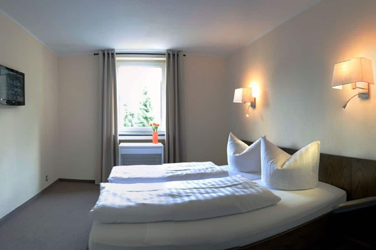 Escritorio, wifi gratis y ropa de cama