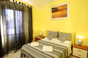 Double Room, Shared Bathroom | Desk, iron/ironing board, free WiFi, bed sheets