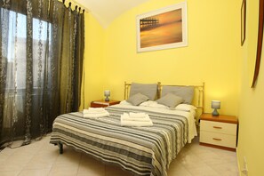 Double Room, Shared Bathroom | Desk, iron/ironing board, free WiFi, bed sheets
