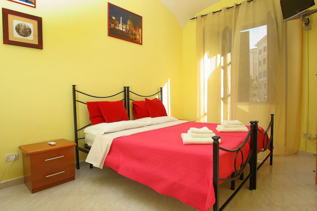 Camera con letto matrimoniale o 2 letti singoli, bagno condiviso | Una scrivania, ferro/asse da stiro, Wi-Fi gratuito, lenzuola