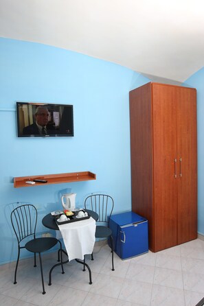 Deluxe Double or Twin Room, Ensuite | Desk, iron/ironing board, free WiFi, bed sheets - Roman and Italian (Rome)