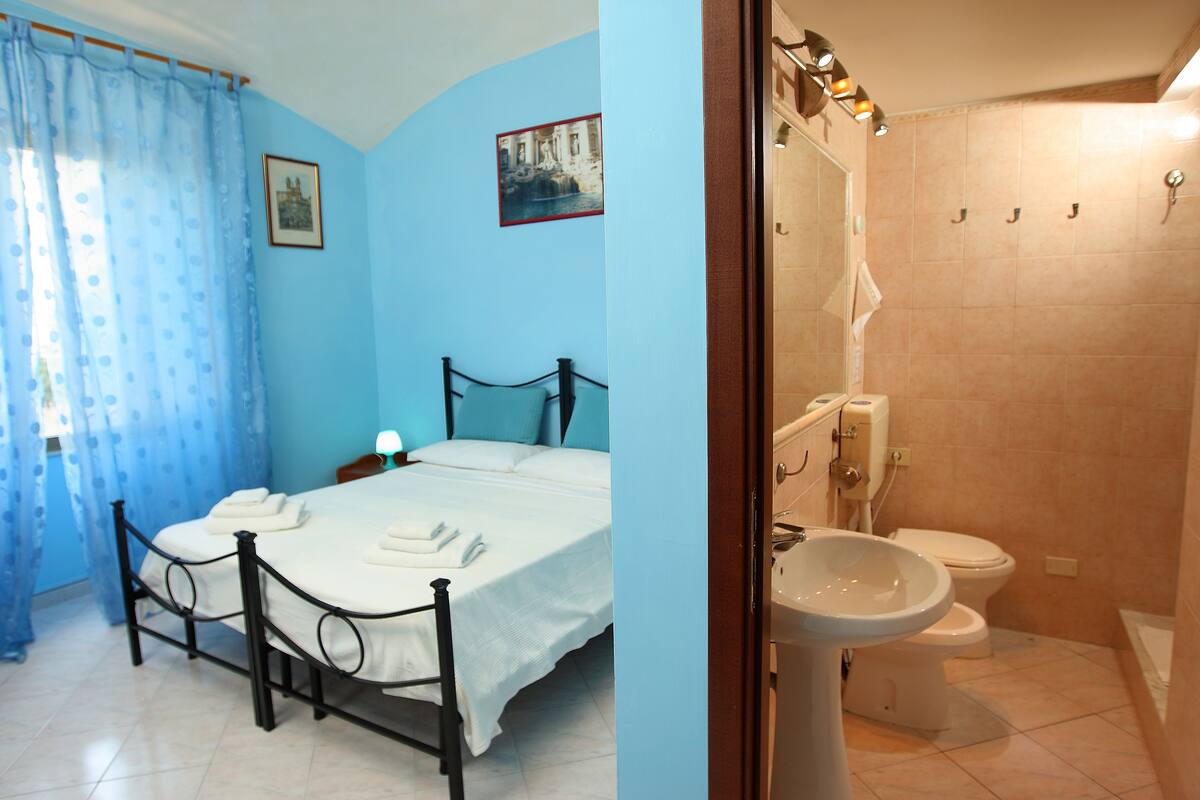 Camera Deluxe con letto matrimoniale o 2 letti singoli, bagno in camera | Bagno | Doccia, set di cortesia gratuito, asciugacapelli, bidet