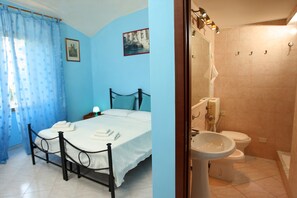 Chambre Deluxe Double ou avec lits jumeaux, salle de bains attenante | Salle de bain | Douche, articles de toilette gratuits, sèche-cheveux, bidet